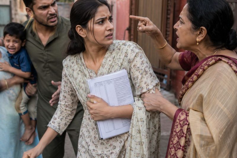 सिक्कों से बच्चों का दूध और दवा खरीद रही मां ने कहा “मैं खा चुकी हूं”, लेकिन पीछे खड़े अरबपति ने उसकी ट्रॉली में अपना ही अतीत देख लिया