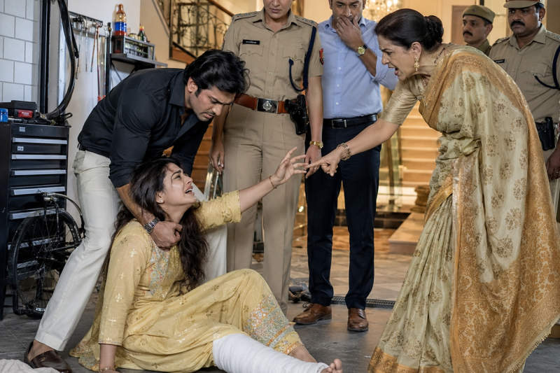 अस्पताल से लौटते ही टूटी टांग वाली बहू की बैसाखी छीनकर उसे अंधेरे गैरेज में फेंका गया, “अब यह घर हमारा होगा” सुनते ही उसने वही छिपा सबूत निकाला, जिसने पति और सास की पूरी चाल बर्बाद कर दी