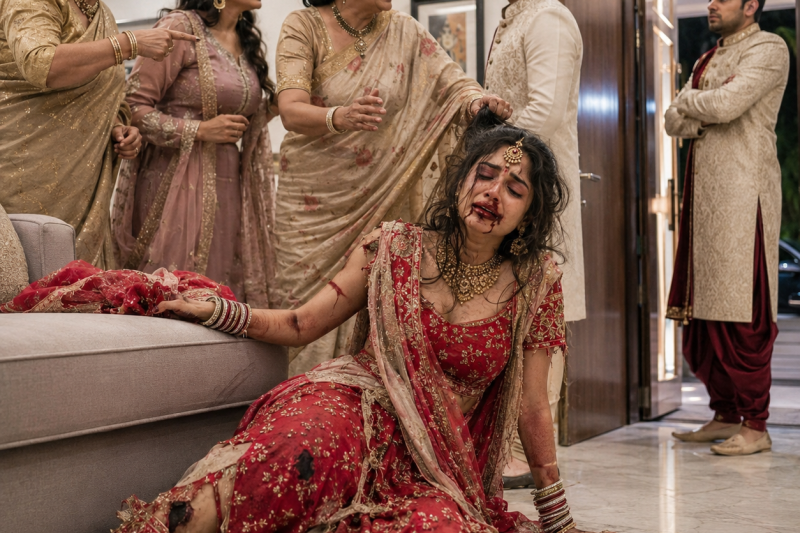 शादी की रात दुल्हन फटे लहंगे और खून लगे होंठों के साथ मायके पहुंची, ससुराल ने फ्लैट हड़पने के लिए पीटा, और दरवाजे के बाहर खड़ा पति बोला, “चेहरे पर ज्यादा मत मारना, फोटो खराब होंगी…” जिससे पूरा परिवार सच सुनकर कांप उठा